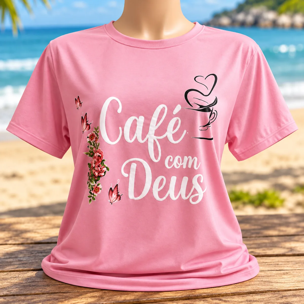 Camiseta rosa personalizada com a frase 'Café com Deus' e flores