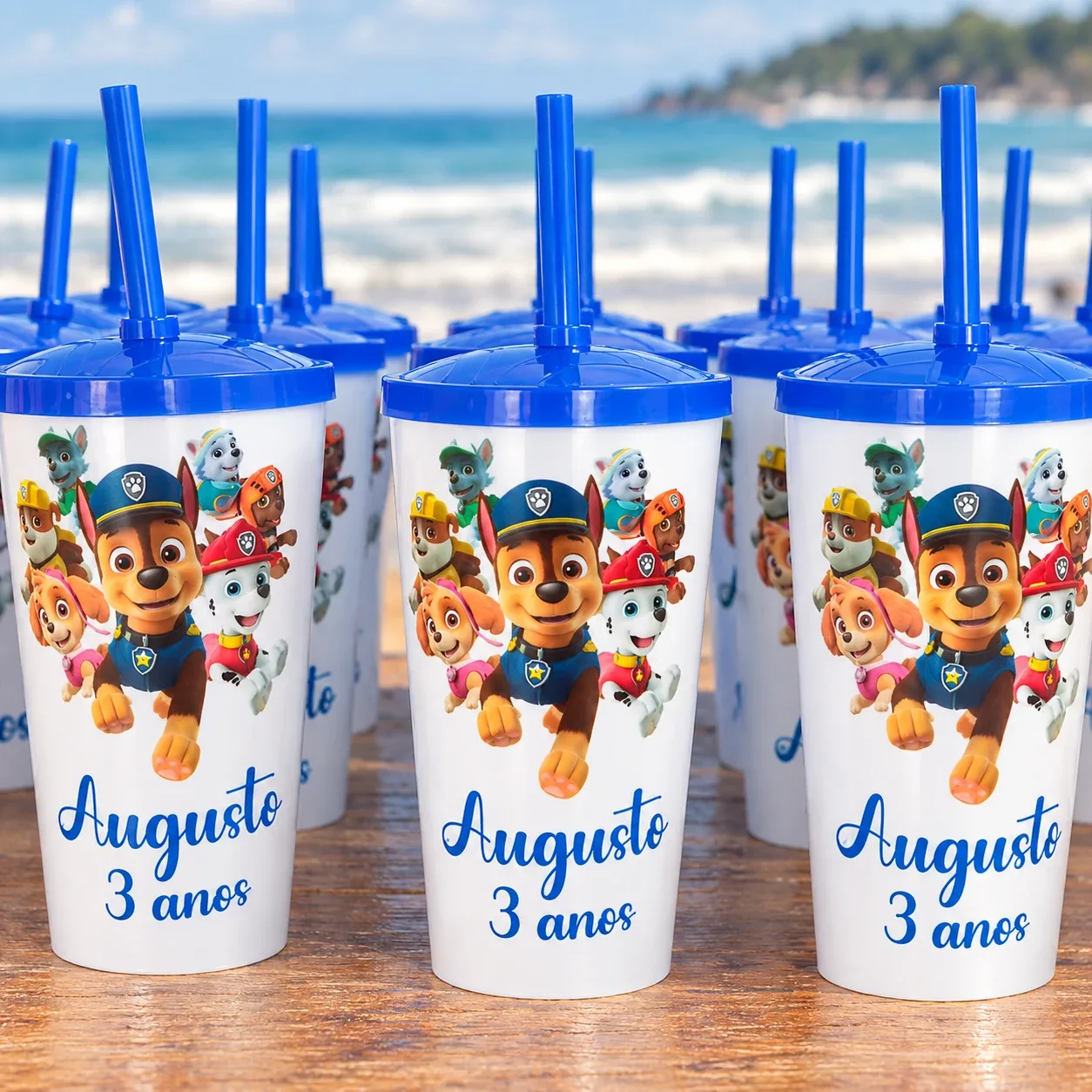 Copos com tampa e canudo personalizados para festa infantil